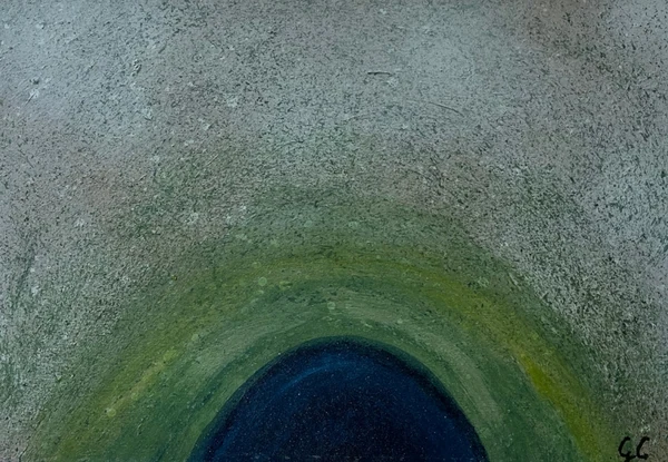 Addensamento di materia (2024), Giancarlo Carnevale. A dark blue arc surrounded by green in a textured grey field