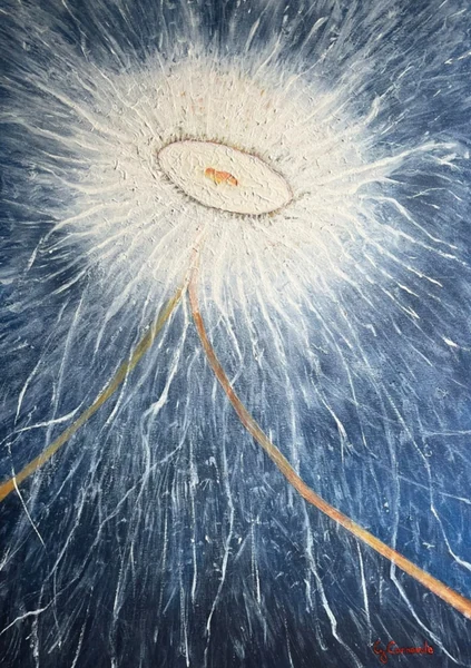 Il fiore cosmico (2026), Giancarlo Carnevale. Un fiore bianco luminoso con raggi sottili su un fondo blu intenso