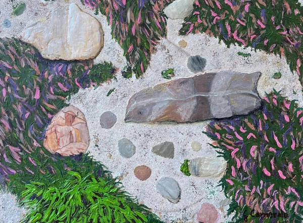 Resilienza (2026), Giancarlo Carnevale. Pietre chiare e vegetazione verde e rosa in una composizione materica